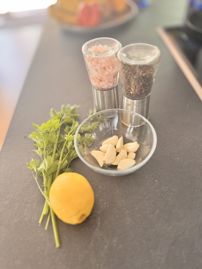 Zutaten für den Knoblauch Kartoffelsalat.
Zitrone, Petersilie, Knoblauch, Salz und Pfeffer